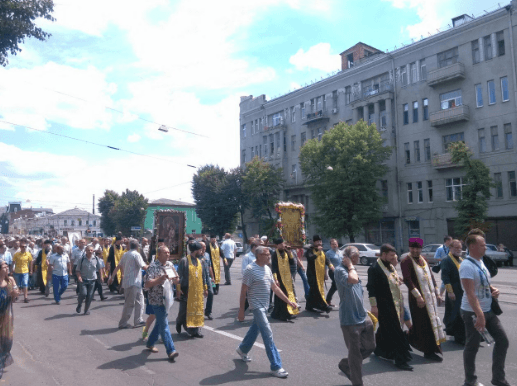 У Харкові під час "хресного ходу за мир" на паличці несли георгіївську стрічку
