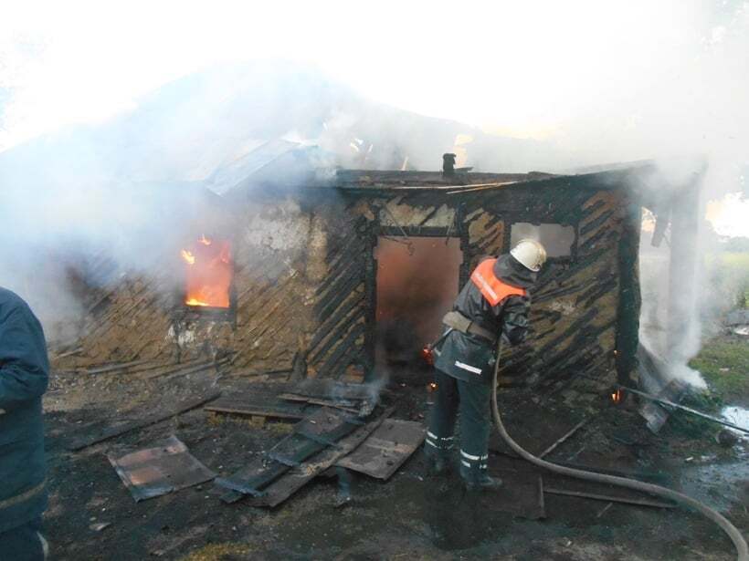 На Київщині згорів будинок: загинула 30-річна жінка із сином