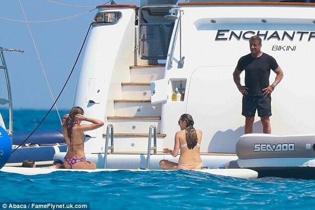 Юбиляр Сталлоне с семьей отдохнул на яхте в Сен-Тропе: опубликованы фото