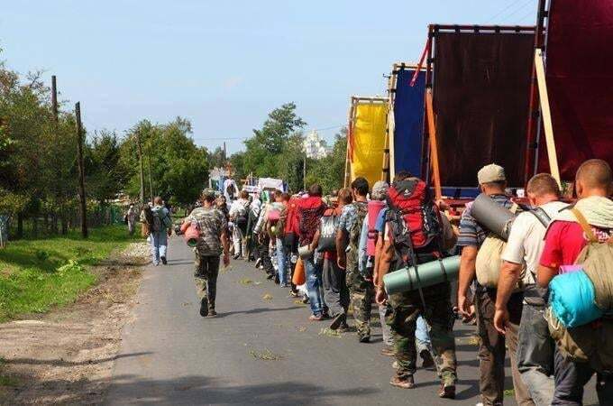 Дежавю "російської весни": серед учасників хресної ходи помітили людей у камуфляжі