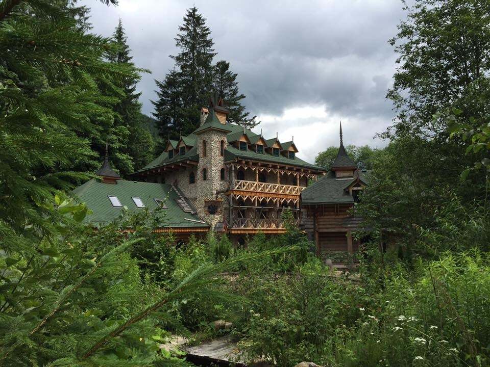 Все замерло, заросло, неухожено: в сети опубликовали фото резиденции Ющенко в Карпатах