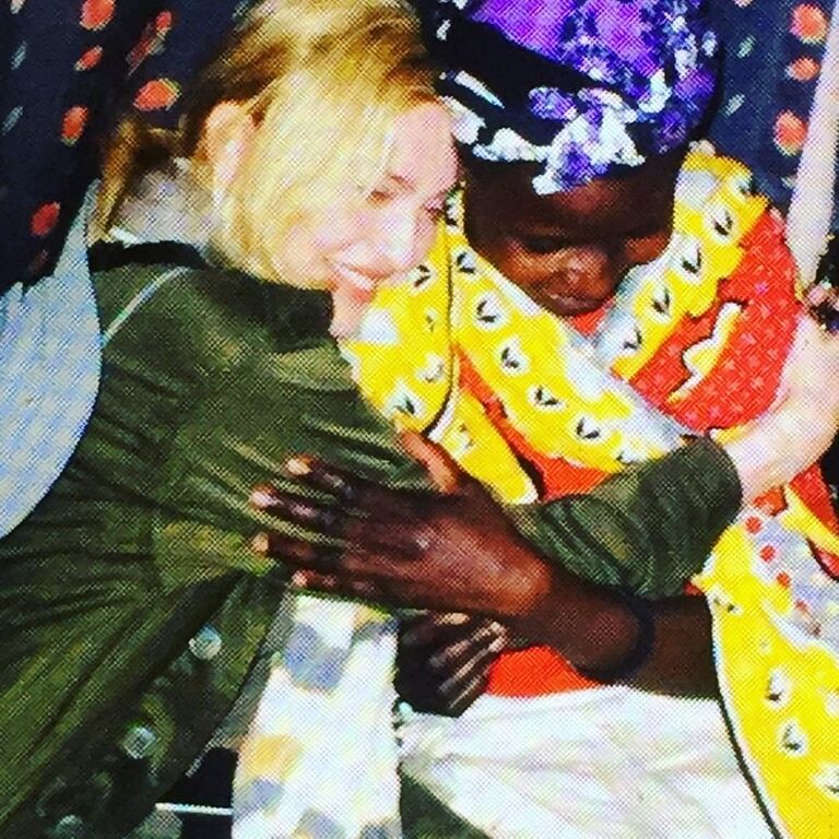Африканские страсти: Мадонна с детьми отправилась в путешествие в Малави
