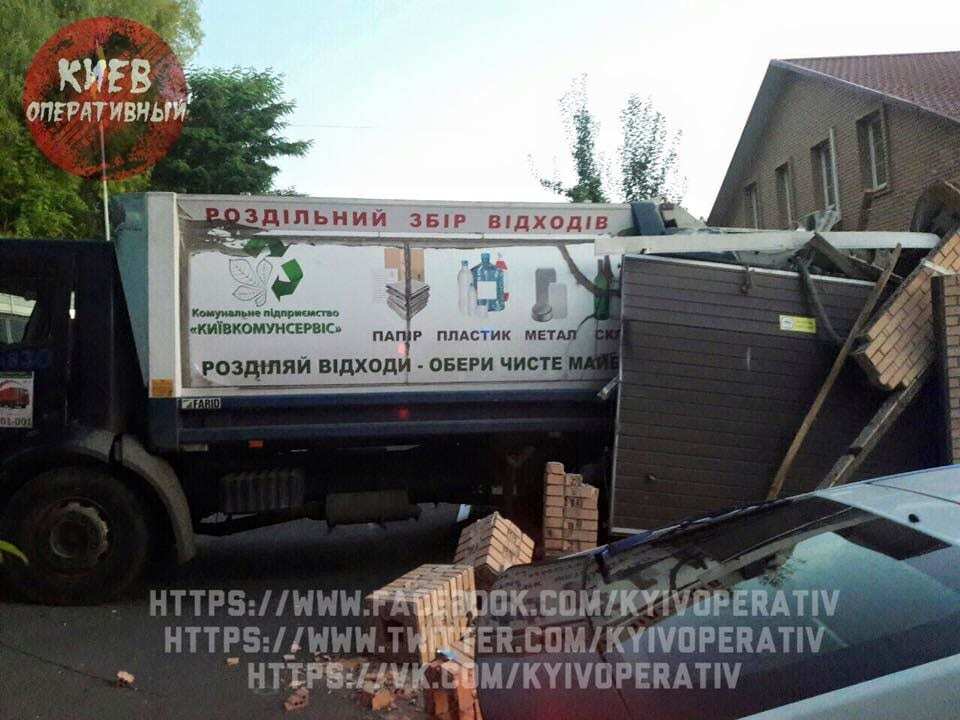 В Киеве неуправляемый мусоровоз протаранил гараж с джипом
