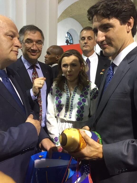 Чем не украинец: премьеру Канады Трюдо подарили вышиванку