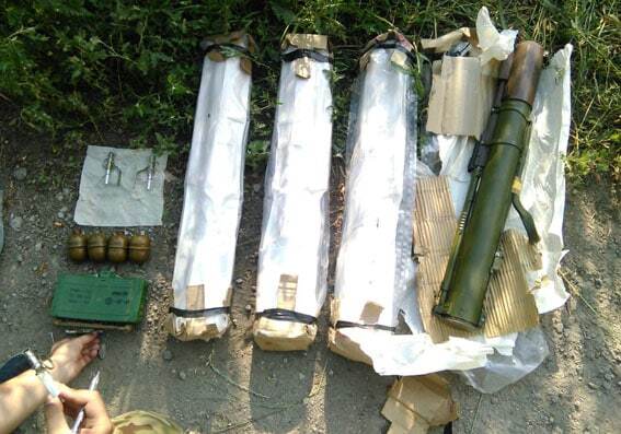 Гранаты, мины, патроны: на Донбассе нашли тайник с арсеналом оружия. Опубликованы фото
