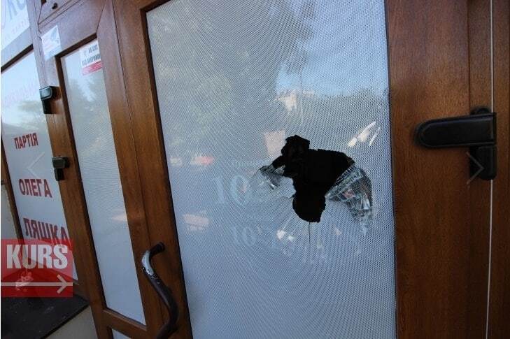 В Івано-Франківську невідомі розбили вікна в приймальні нардепа Мосійчука