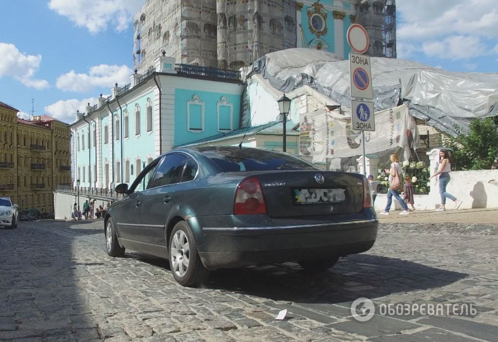 Закон не писаний: Андріївський узвіз продовжують "топтати" автомобілі