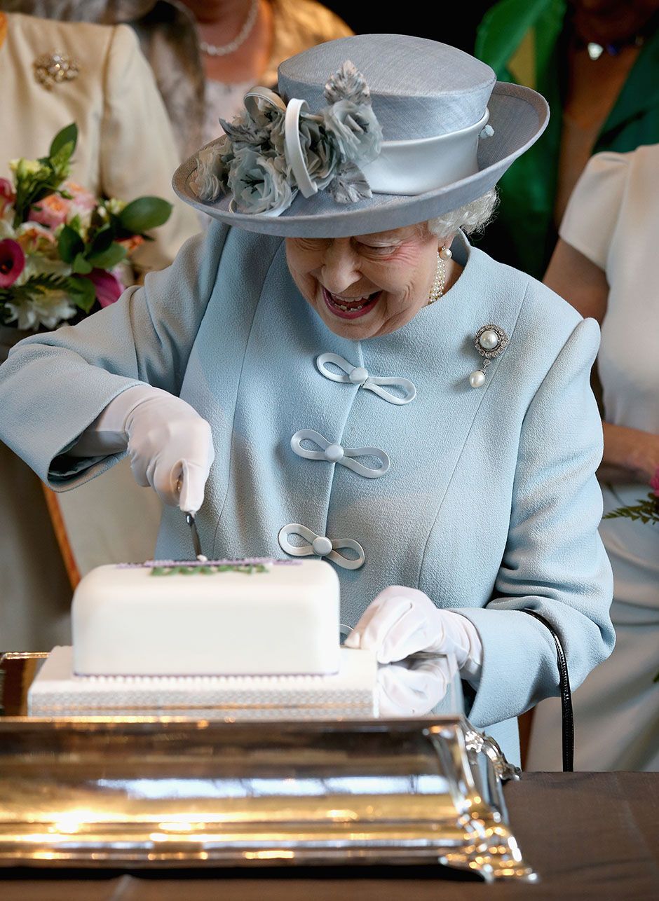 Водить без прав и не только: 9 странных привилегий королевы Великобритании