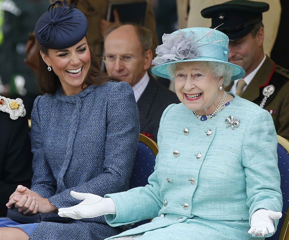 Водить без прав и не только: 9 странных привилегий королевы Великобритании