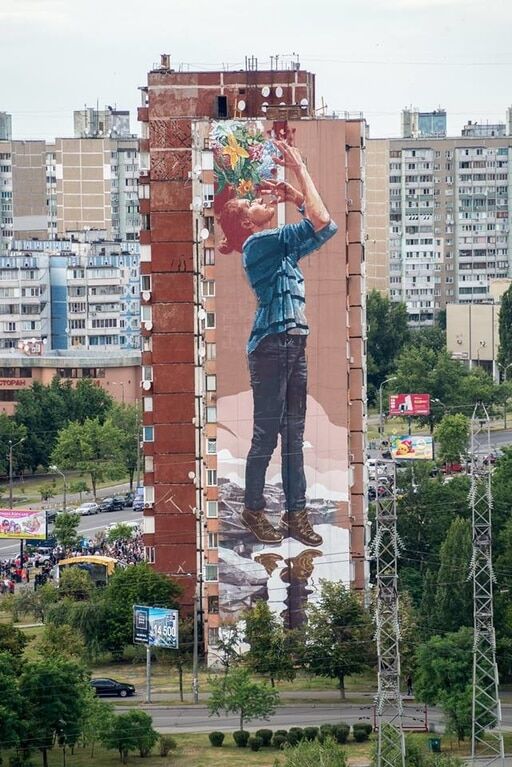 В Киеве нарисовали 17-этажный мурал с девушкой. Опубликовано фото