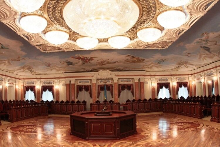 У ЗМІ з'явилися фото із шикарного Кловського палацу в Києві