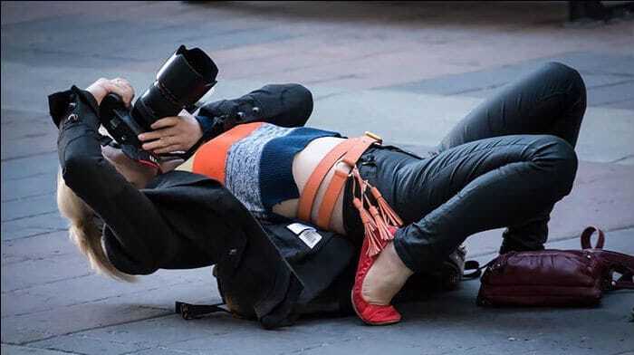 Окунуться в болото, залечь посреди трассы и повиснуть над обрывом: на что идут фотографы ради удачных кадров