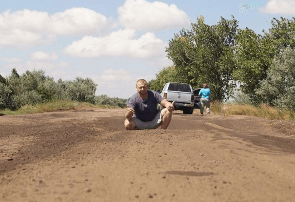 Привет Михо на броневике: одесситы показали дороги с ямами по колено. Фоторепортаж и видеофакт