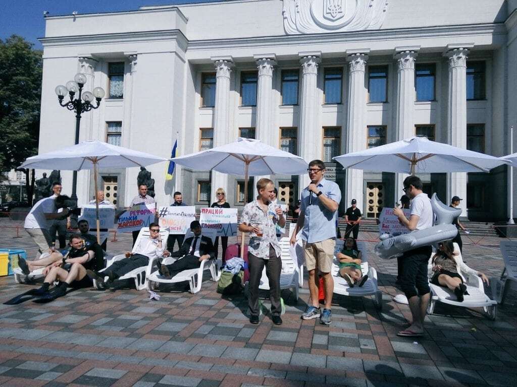 Канікули близько: активісти облаштували під Радою "пляж"