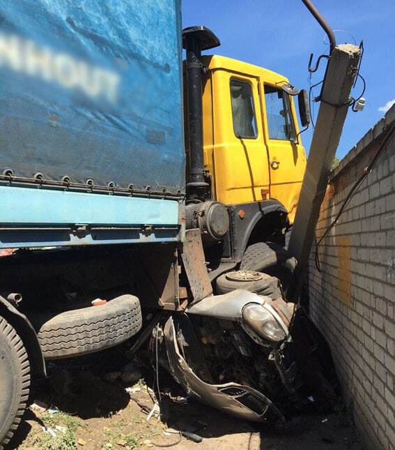 Тройное ДТП: в Бахмуте грузовик столкнулся с двумя легковыми авто