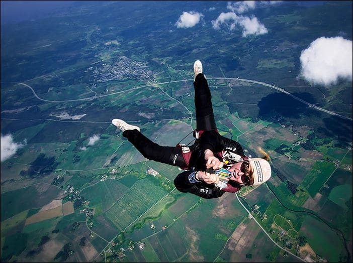 Окунуться в болото, залечь посреди трассы и повиснуть над обрывом: на что идут фотографы ради удачных кадров