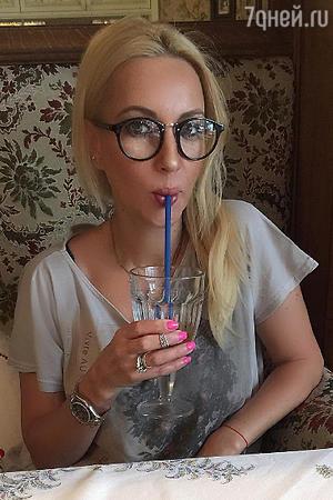 "Я тупею!": российская телеведущая-блондинка Лера Кудрявцева пожаловалась на технический прогресс