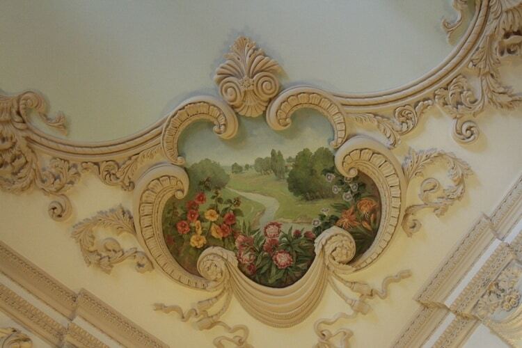 У ЗМІ з'явилися фото із шикарного Кловського палацу в Києві