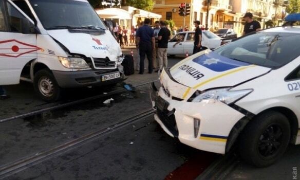 В Одесі автомобіль поліції потрапив у серйозну аварію