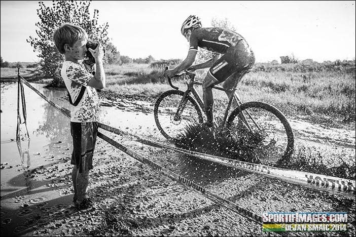 Окунуться в болото, залечь посреди трассы и повиснуть над обрывом: на что идут фотографы ради удачных кадров