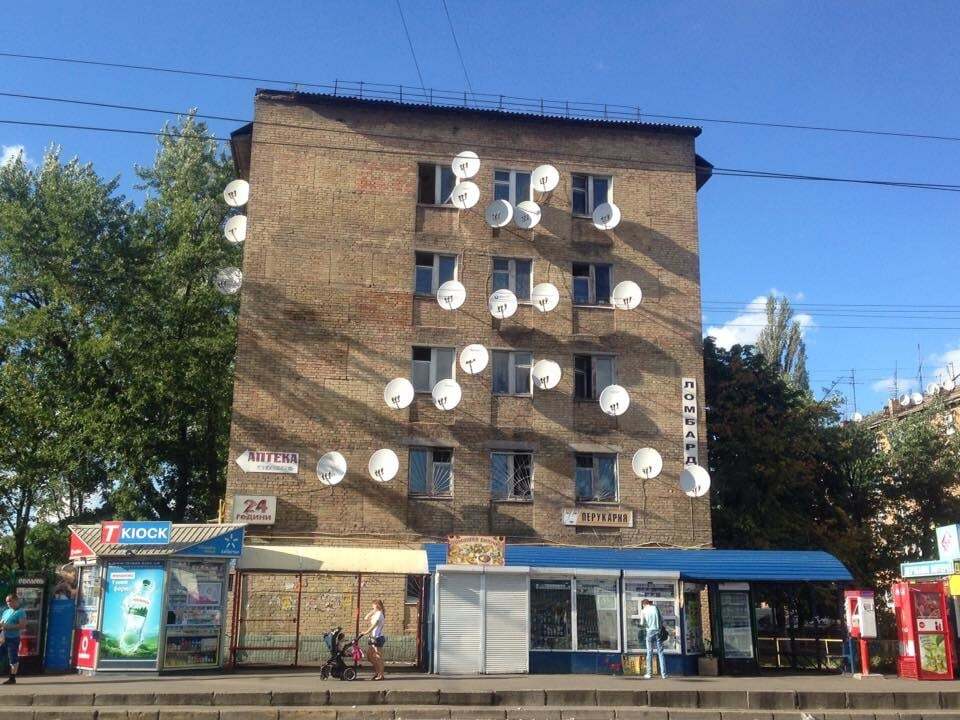 В Киеве заметили дом, облепленный ТВ-тарелками. Опубликовано фото
