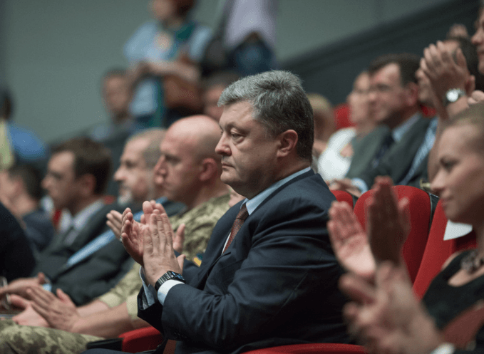 "Мы им задолжали": Порошенко заявил о праве крымских татар на самоопределение в единой Украине. Опубликованы фото