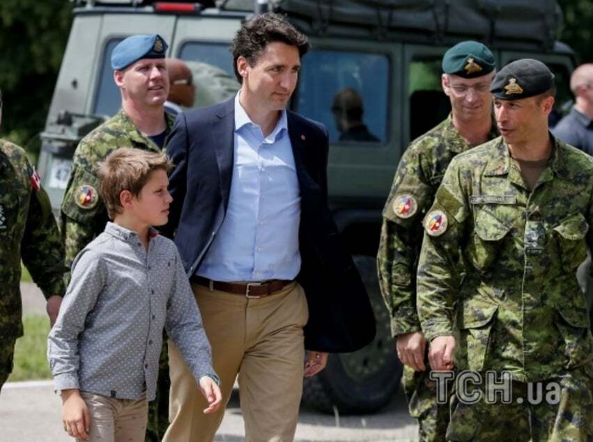 Премьер Канады с сыном прогулялись по Львову. Видеофакт