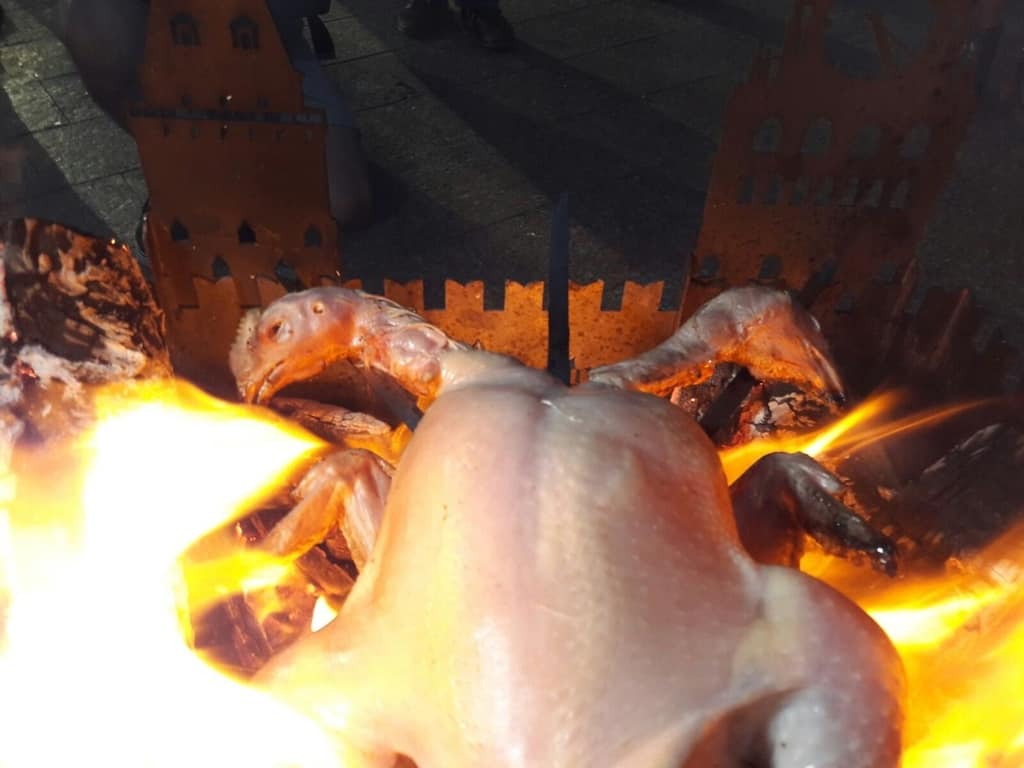 С огнем и фаерами: у дома Медведчука устроили "сожжение курицы в Кремле". Фоторепортаж