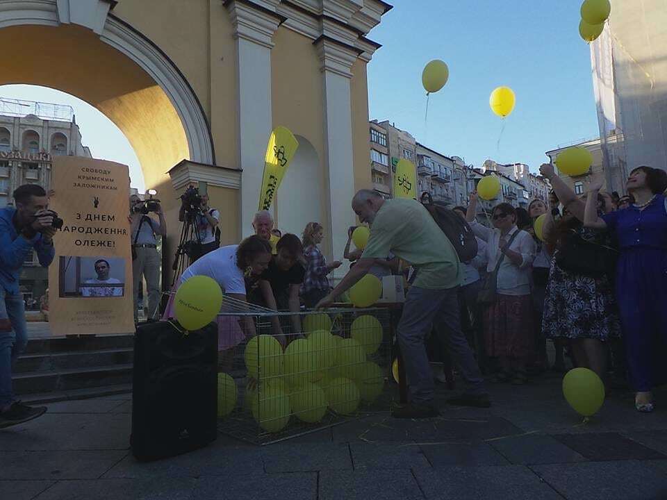 "Чекаємо в Києві": на Майдані активісти відзначили ювілей Сенцова