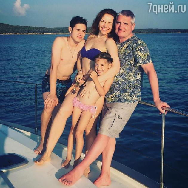 Екатерина Гусева в бикини загорает на яхте: опубликованы фото