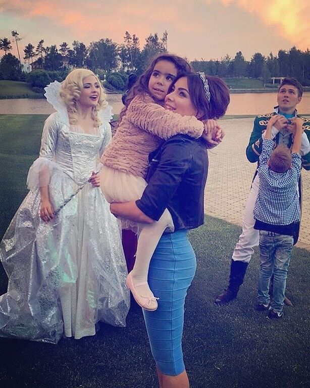 Лорак с дочкой отправились на отдых в Турцию: опубликовано фото