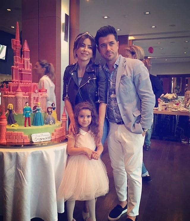 Лорак с дочкой отправились на отдых в Турцию: опубликовано фото