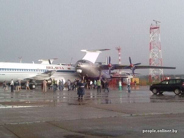 "Сдуло!" В аэропорту Минска столкнулись два самолета. Фотофакт