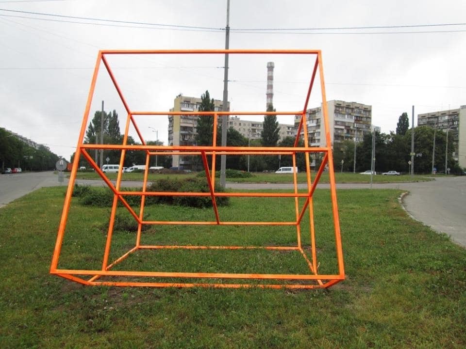В Киеве появился "куб Малевича" от коммунальщиков: опубликовано фото