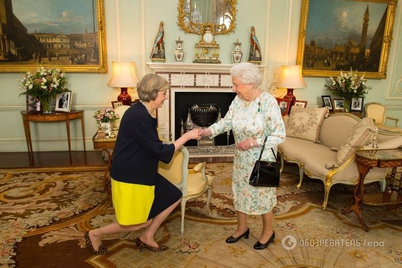 "Поцеловала" руку королеве: Тереза Мэй официально стала премьером Британии. Фотофакт