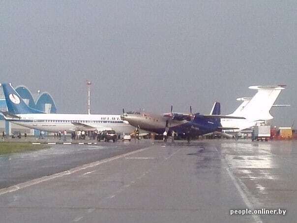 "Сдуло!" В аэропорту Минска столкнулись два самолета. Фотофакт