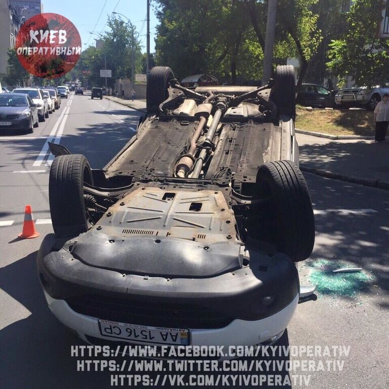 ДТП у Києві: автомобіль перекинувся на дах