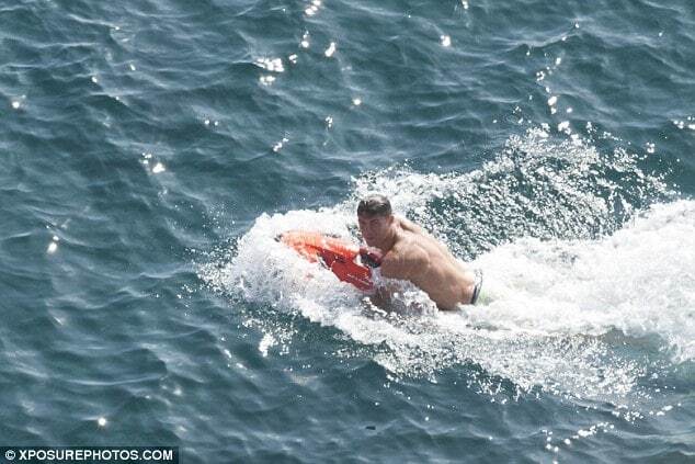 Полуголый Роналду лечит травму на яхте на Ибице: яркие фото