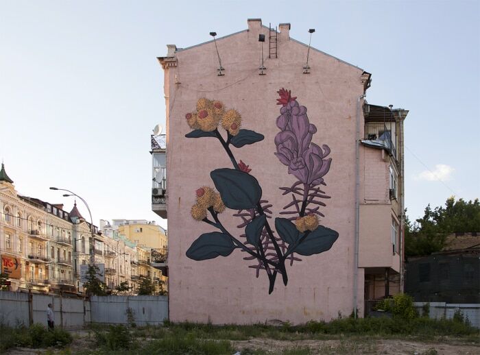 В Киеве нарисовали революционный мурал с цветами