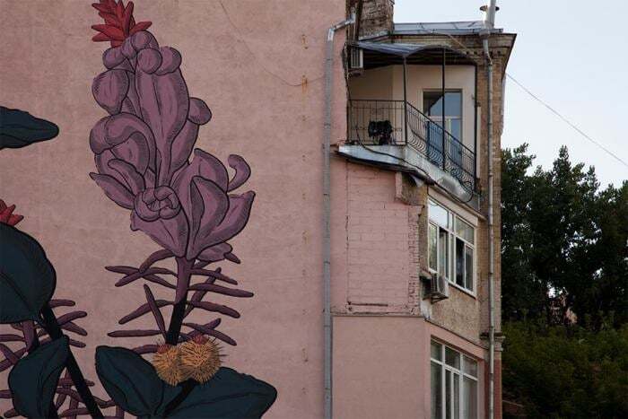 В Киеве нарисовали революционный мурал с цветами: опубликованы фото