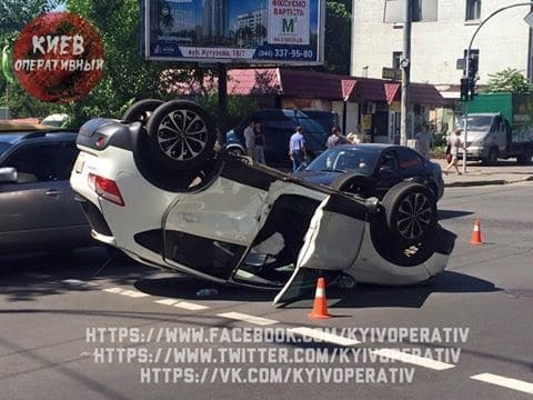 ДТП в Киеве: автомобиль перевернулся на крышу