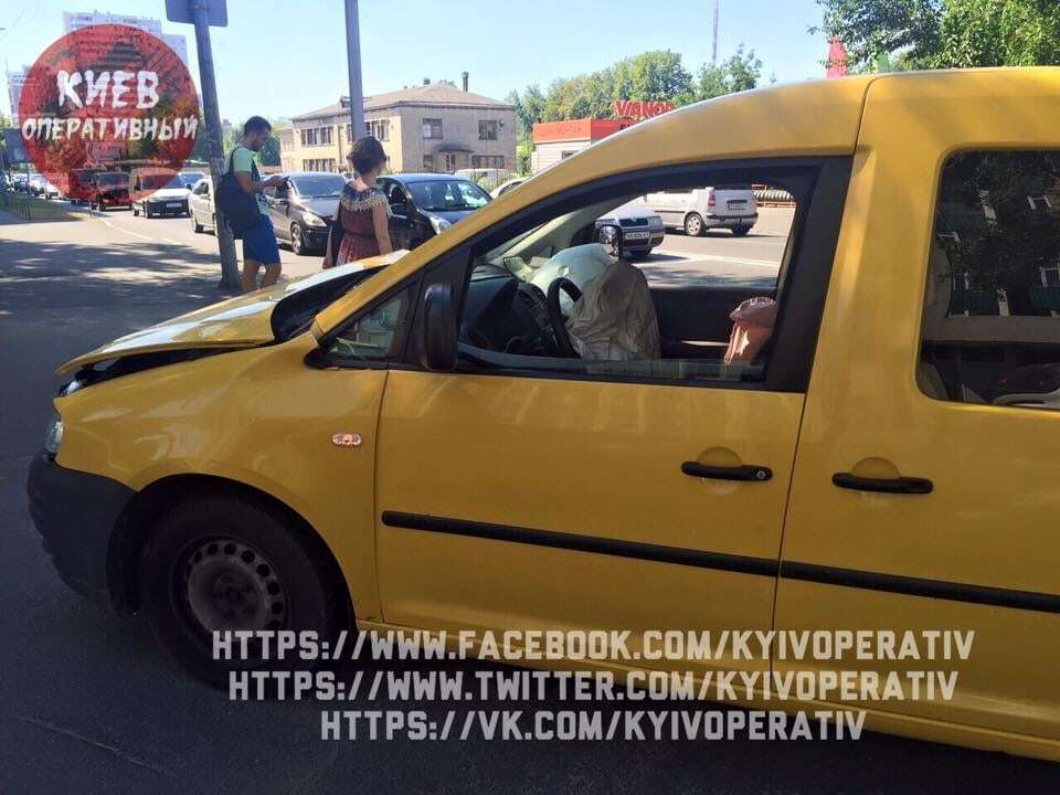 ДТП в Киеве: автомобиль перевернулся на крышу