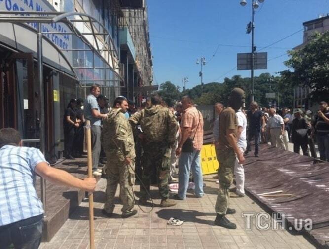 Возле Дома профсоюзов в Киеве подрались из-за демонтажа: опубликованы фото