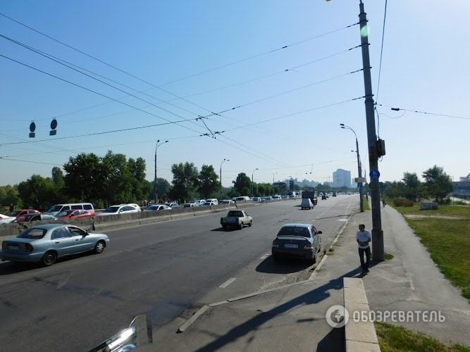 У Києві КамАЗ і легковик паралізували рух на правий берег
