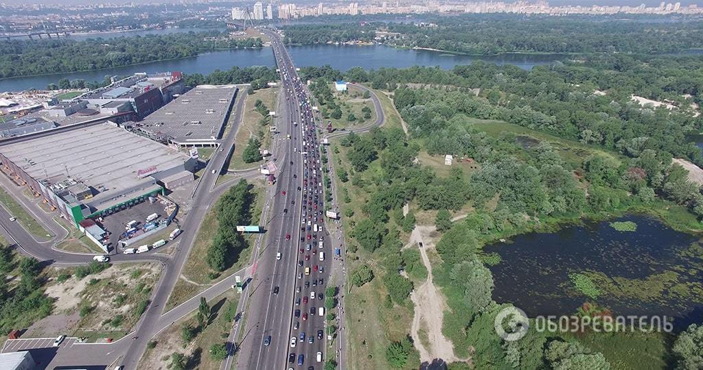 Рекордная пробка на Троещине: километры утреннего пекла на эксклюзивном видео с воздуха 