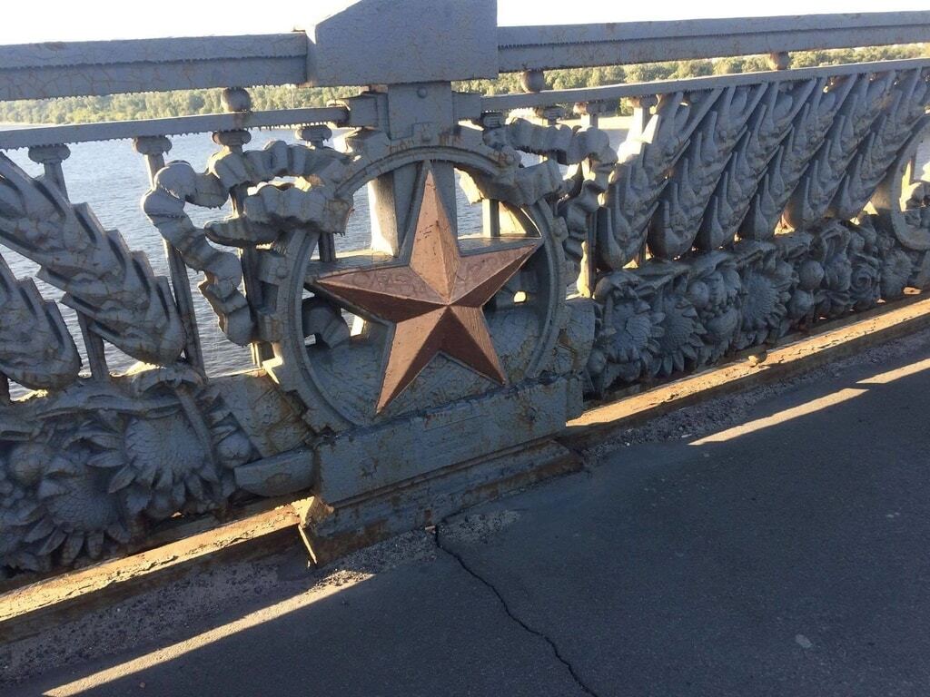 Декоммунизация в Киеве: на мосту Патона исчезла одна из советских звезд