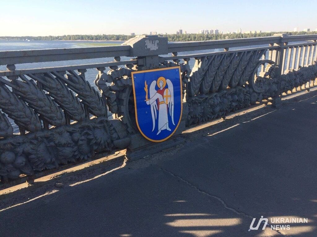 Декомунізація в Києві: на мосту Патона зникла одна з радянських зірок