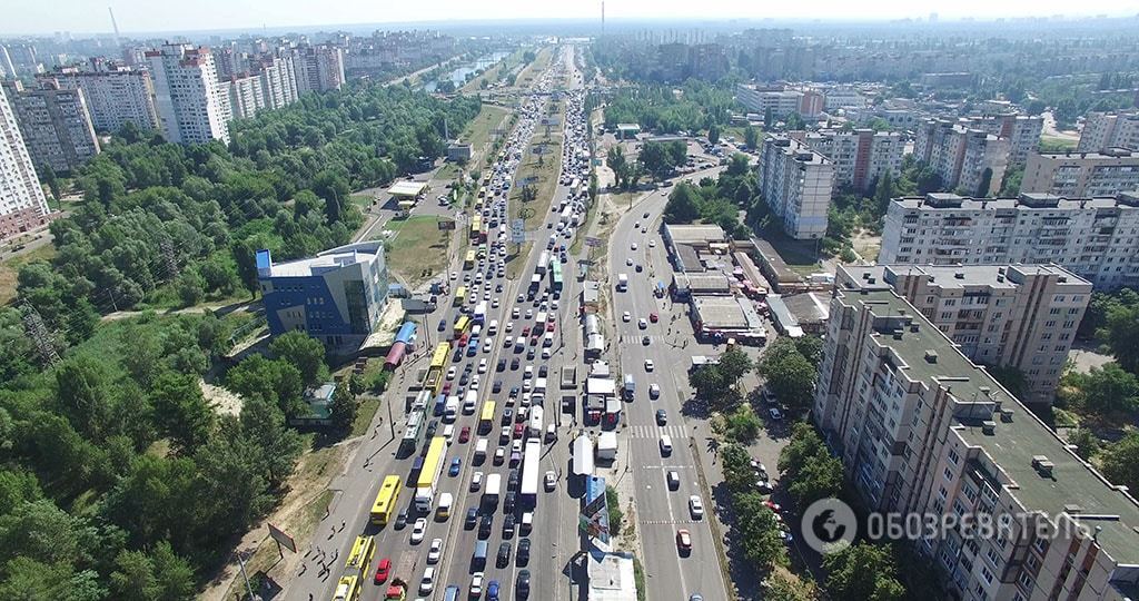 Рекордная пробка на Троещине: километры утреннего пекла на эксклюзивном видео с воздуха 