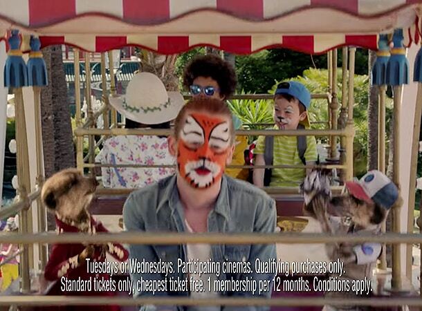 Назад в детство: 35-летний Маколей Калкин снялся в рекламе с говорящими сурикатами