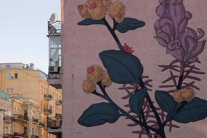 В Киеве нарисовали революционный мурал с цветами: опубликованы фото